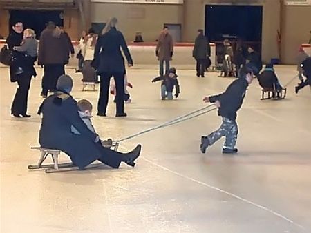 Samen spelen op het ijs - Overpelt