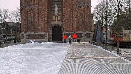 Schaatsen onder de kerktoren - Peer