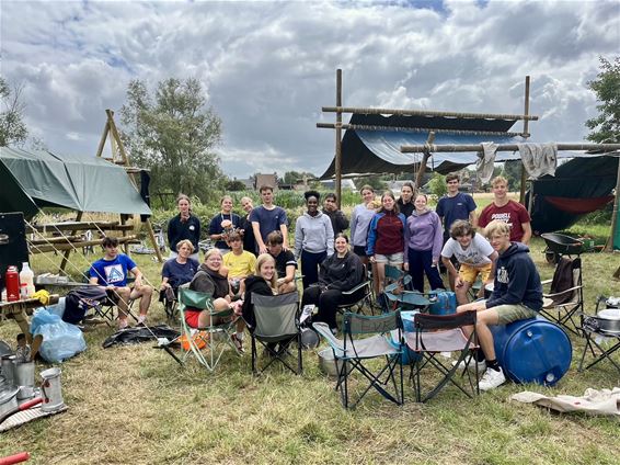 Schepen bezoekt jeugdkampen - Beringen