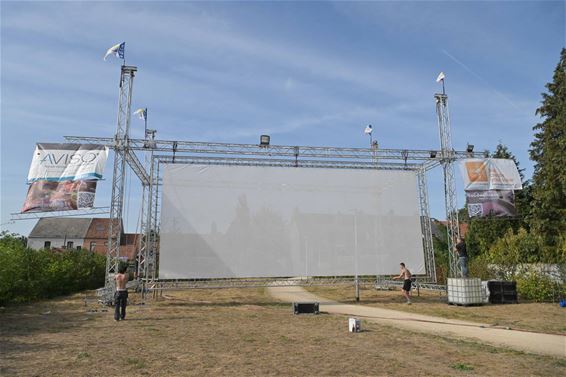 Scherm voor Drive-In Movies opgebouwd - Beringen