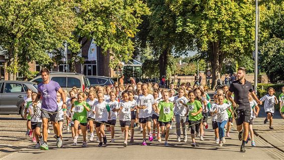 Scholenstratenloop onder stralende zon - Overpelt