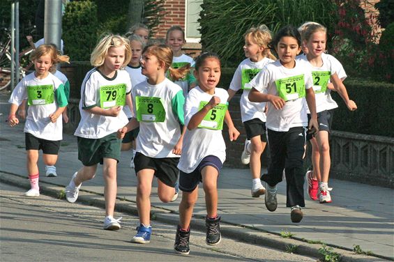 Scholenstratenloop onder stralende zon - Overpelt