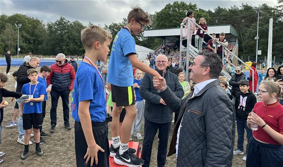 Hechtel-Eksel - Scholieren sportten samen tijdens veldloopdag