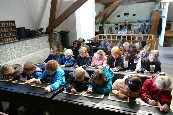 Schrijven met een griffel op de lei - Neerpelt