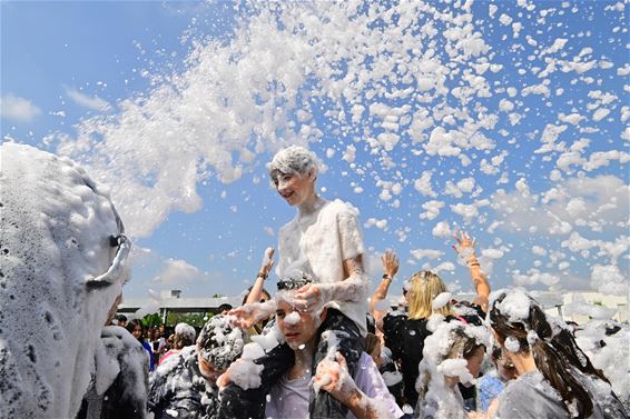 Schuimend afscheid van de middenschool - Beringen