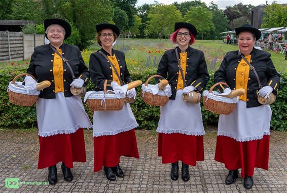 Schutterij Sint-Anna stelt marketentsters voor - Hamont-Achel