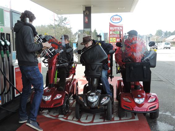 Scootmobielers doen tanktest Iedereen Beroemd - Beringen