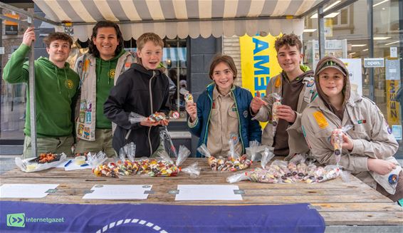 Bree - Scouts en Gidsen verleiden marktbezoekers in Bree