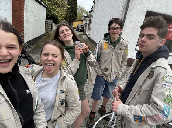 Scouts Neerpelt-centrum wensen Pelt vrolijk Pasen - Pelt