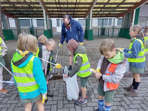 Scouts rapen afval - Lommel