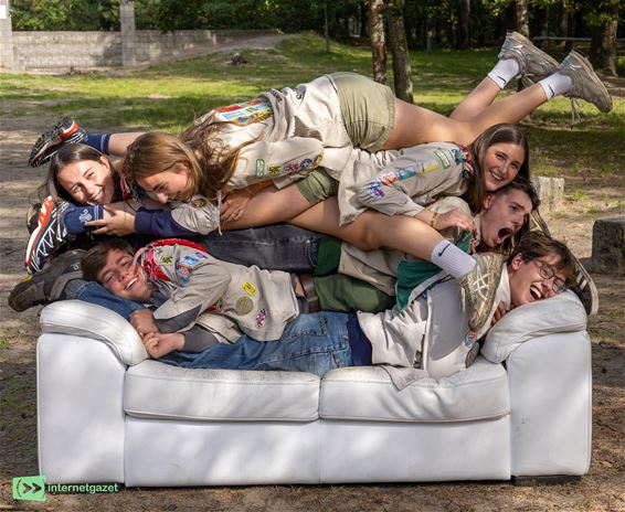 Scouts stapelen zich op voor de foto - Pelt