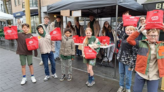 Scouts verkopen lekkers op markt - Pelt