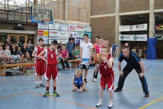 Seizoensafsluiting basket - Lommel