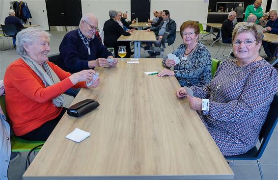 Senioren leggen kaartje of kienen - Beringen