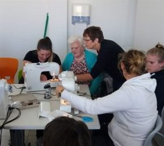 Senioren op de schoolbanken van Agnetencollege - Peer