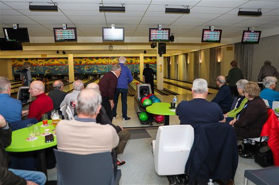 Senioren paraat voor een partijtje bowling - Beringen