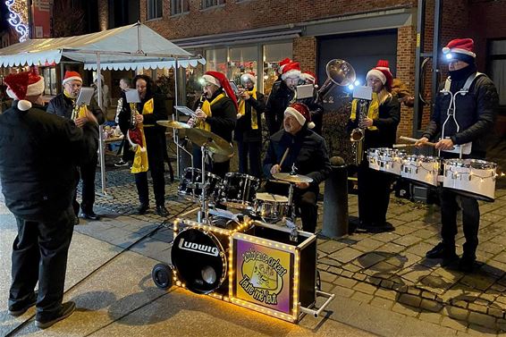 Sfeer op de kerstmarkt - Peer