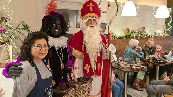 Sint bezoekt de wekelijkse donderdagmarkt - Pelt