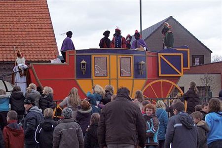 Sint en Pieten in een carnavalswagen - Neerpelt
