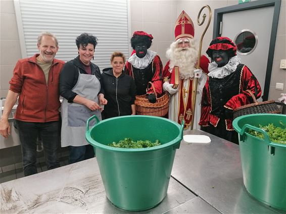 Sint helpt mee aan groene moes in De Vranken - Pelt