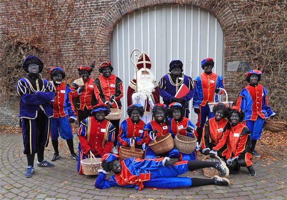 Sint hoeft mijter dan toch niet te verkopen - Hamont-Achel