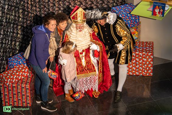 Sint lokt lange wachtrij aan Bibliotheek De Priool - Bocholt