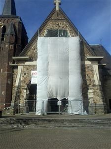 Sint-Martinuskerk in doeken gehuld - Houthalen-Helchteren