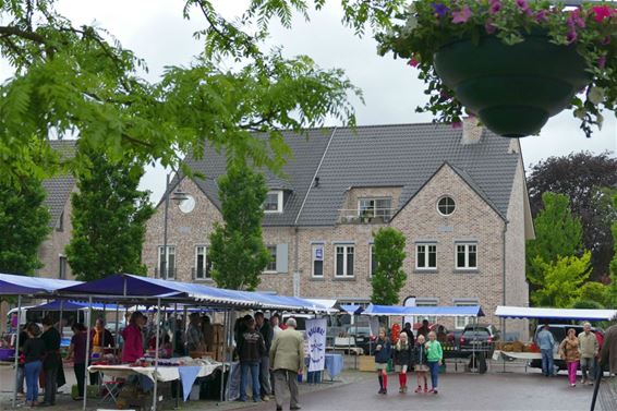 Slecht weer, weinig volk op Teutenmarkt - Neerpelt