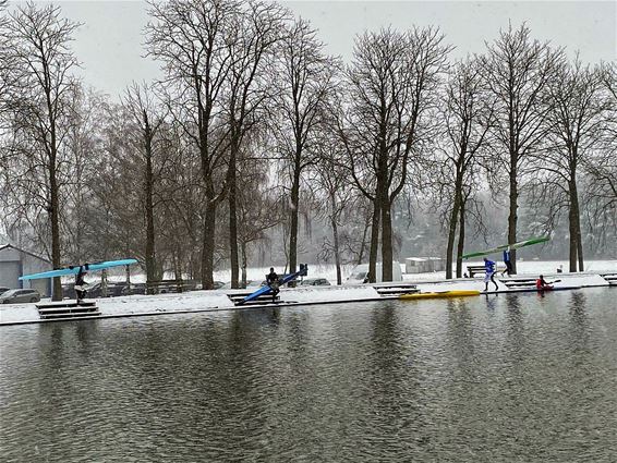 Sneeuw: en toch trainen de kajakkers - Pelt