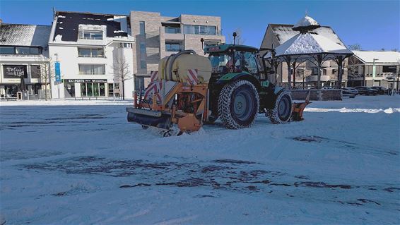 Sneeuw ruimen voor de markt - Pelt