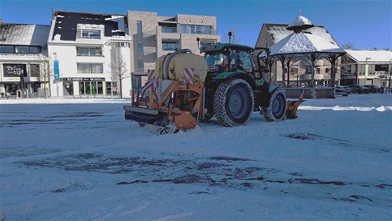 Sneeuw ruimen voor de markt - Pelt