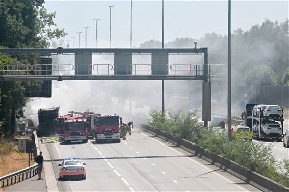 Snelweg richting Antwerpen dicht na brand - Beringen
