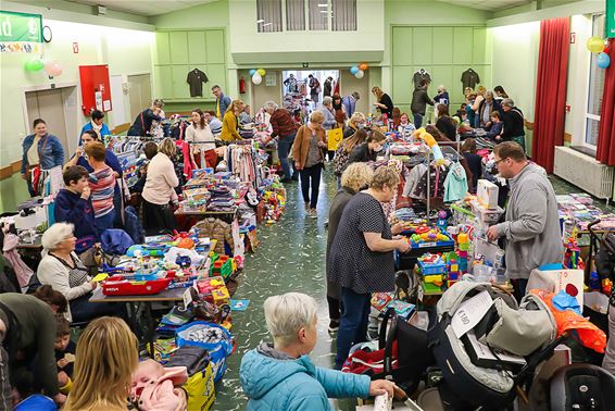 Snuffelen op beurs Gezinsbond Koersel - Beringen