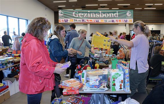 Snuffelen op beurs Gezinsbond - Beringen