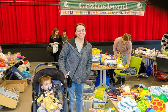 Snuffelen op beurs Gezinsbond Koersel - Beringen