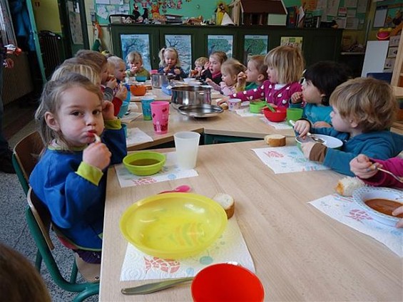 Soep eten voor de kleuters in Gambia - Neerpelt