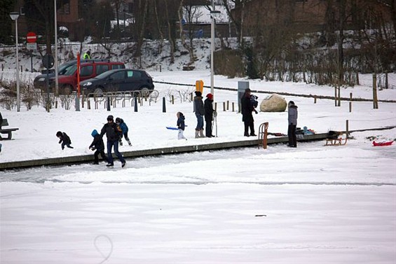 Spelen in de sneeuw bij het ijs - Lommel