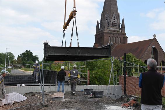 Spoorwegbrug terug op haar plaats - Beringen