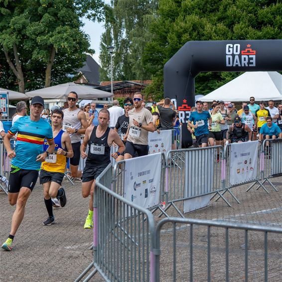 Sportieve sfeer op zonnige braderie en stratenloop - Hechtel-Eksel