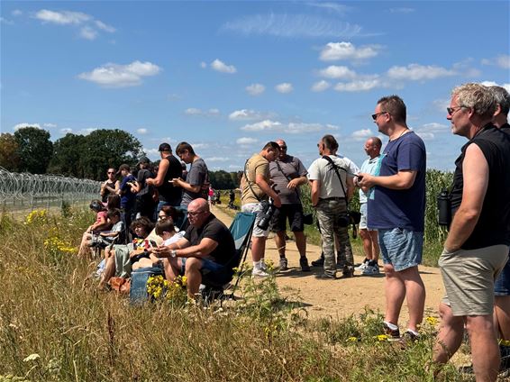 Spotters genieten van vertrek F-16's - Peer