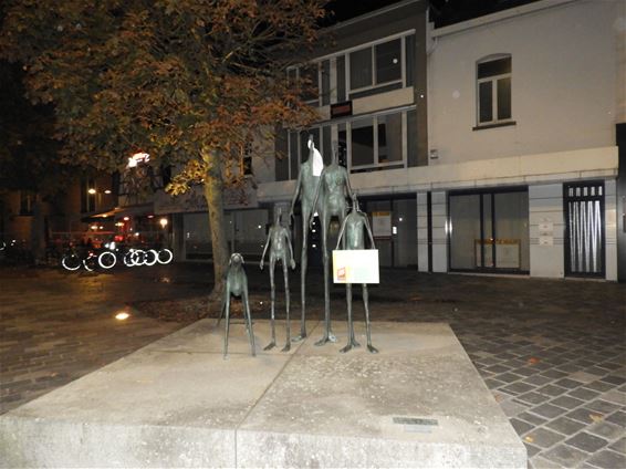 Standbeeld Kerkplein monddood gemaakt - Lommel