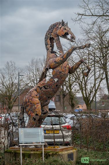 Standbeeld van Darco siert rotonde in Peer - Peer