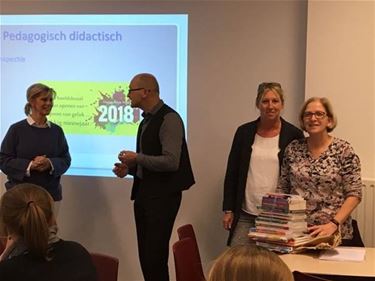 Stapel boeken voor De Brug & De Opaal - Beringen