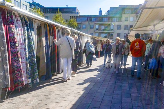 Stoffenmarkt onder heerlijk zonnetje - Lommel