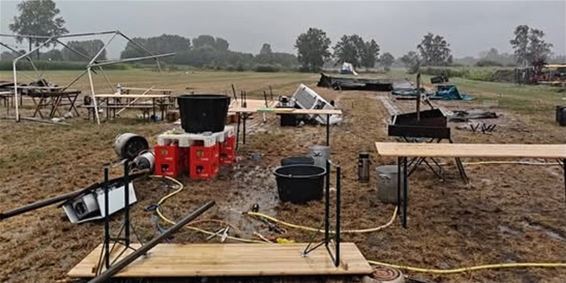 Lommel - Storm blaast tenten jeugdvereniging weg