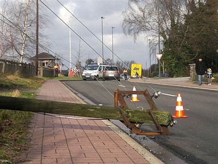 Storm: elektriciteitspaal gesneuveld - Neerpelt