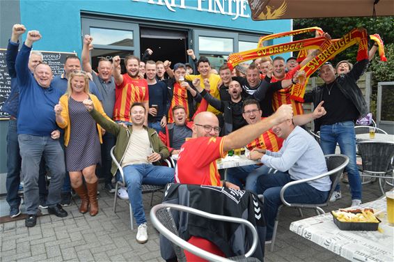 Supporters van SV Breugel per fiets naar Lille - Peer