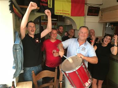 Supporters warmen zich op - Beringen