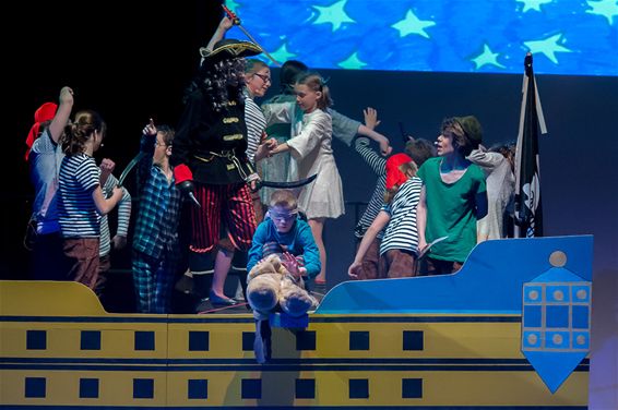 't Klein Theater bracht een moderne 'Peter Pan' - Neerpelt
