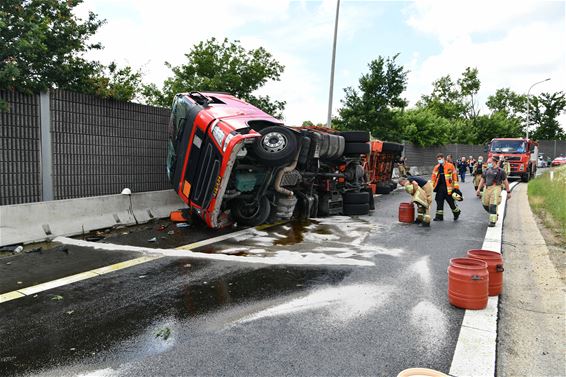 Tankwagen kantelt op oprit E313 - Beringen